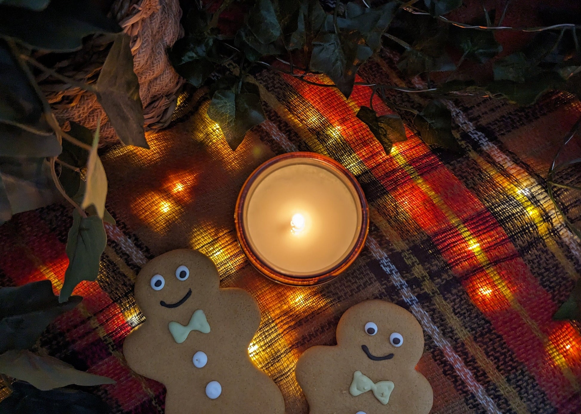 Gingerbread Luxury Scented Candle - 100% organic soy wax candle with premium essential oils in amber glass jar. Eco friendly.
